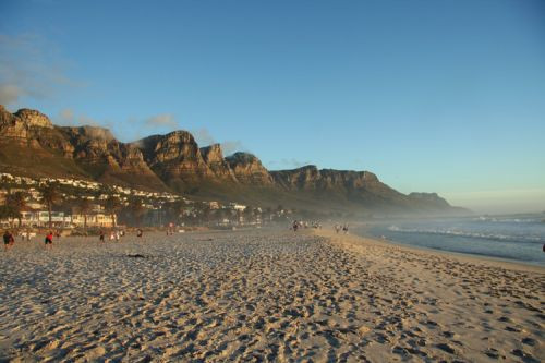 Zicht over een strand van Kaapstad