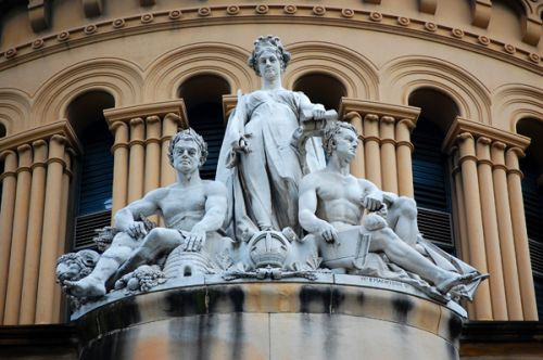 Beeldengroep aan het Queen Victoria Building