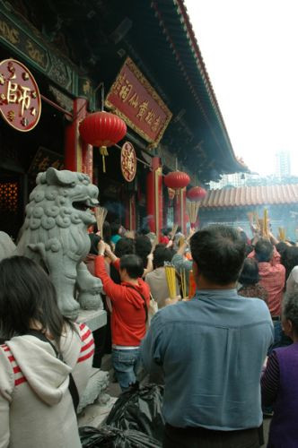 Gelovigen aan de Wong Tai Sin Tempel