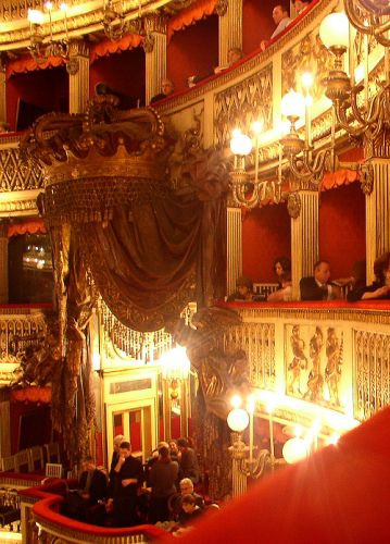 Binnen in het Teatro San Carlo