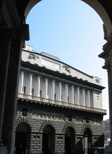 Buiten aan het Teatro San Carlo