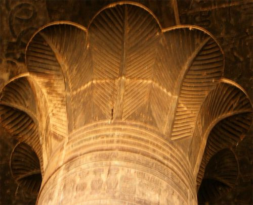 Detail van in de Tempel van Esna
