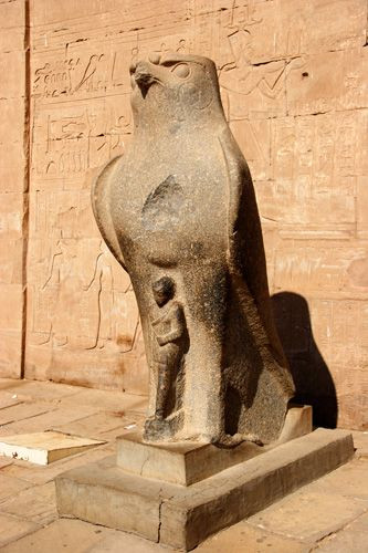 Beeld aan de Tempel van Horus