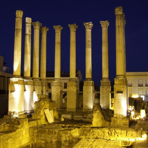 Templo Romano bij nacht