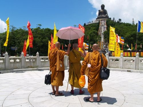 Monniken bij de Tian Tan Boeddha
