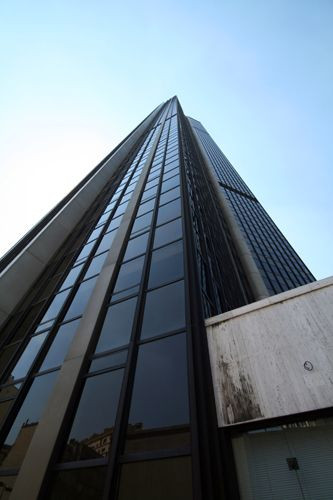 Onder aan de Tour Montparnasse