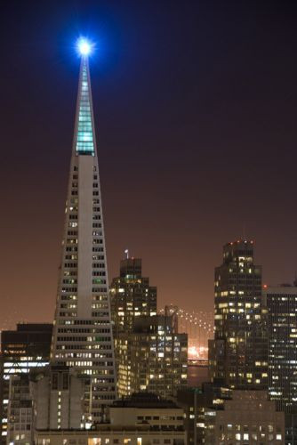 Nachtbeeld van het Transamerica Pyramid Building