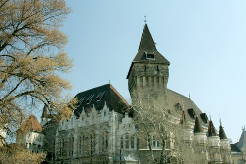 Zijaanzicht op de Vajdahunyadburcht