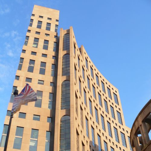 Onder aan de Vancouver Public Library