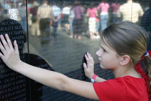 Meisje aan de Vietnam Veterans Memorial