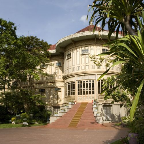 Trappen voor het Vimanmek Teak Mansion