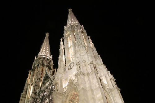 Nachtbeeld van de Votivkirche