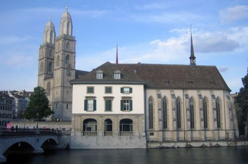 Brug langs de Wasserkirche