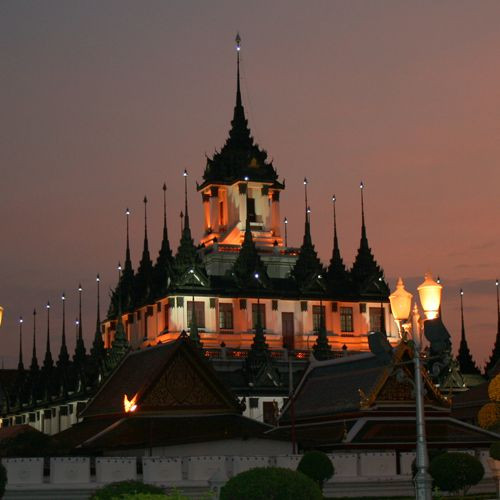 Wat Ratchanadaram bij schemerlicht