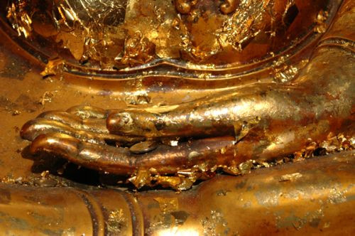 Hand van gouden Boeddha