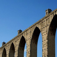 Onder aan het Aquaduct van Aguas Livres