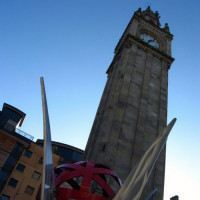 Onder aan de Albert Memorial Clock Tower