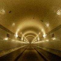 Binnen in de Alter Elbtunnel