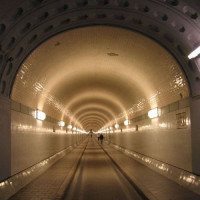 Wandelaar in de Alter Elbtunnel