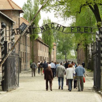 Bezoekers van het concentratiekamp