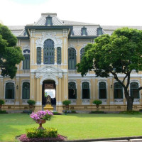 Gevel en tuin van het Bank of Thailand Museum