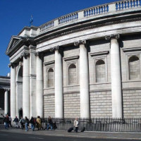 Zijaanzicht van de Bank of Ireland