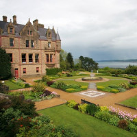 Voortuin van Belast Castle