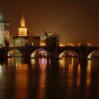 Nachtelijk beeld van de Karelsbrug