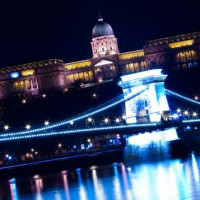 Kettingbrug bij nacht