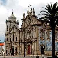 Zijaanzicht op de Igreja do Carmo