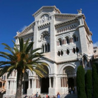 Mensen voor de Kathedraal van Monaco