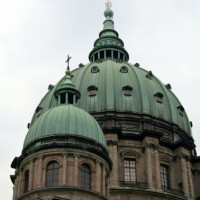 Onder aan de Cathédrale Marie Reine du Monde