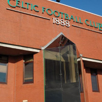 Buiten aan Celtic Park