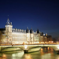 Nachtbeeld aan de Conciergerie