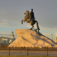 Schemerbeeld van het Decembristenplein