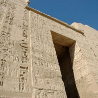 Voorkant van de Dodentempel van Ramses III