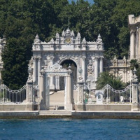 Poort van het Dolmabahçe Paleis