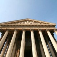 Onder aan de Eglise de la Madeleine