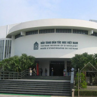 Trappen voor het Vietnamees Etnologisch Museum