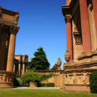 Aan het Palace of Fine Arts