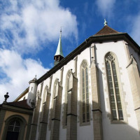 Onder aan de Franse kerk