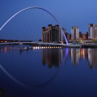 Nachtbeeld van de Gateshead Millennium Bridge