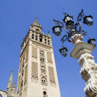 Onder aan de Giralda