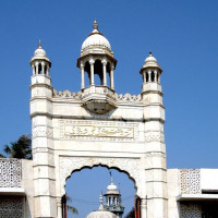 Poort naar de Haji Ali Dargah en Moskee
