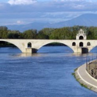 Zijaanzicht van de Pont d'Avignon