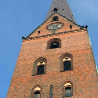 Onder aan de toren van de Sint Petrikathedraal