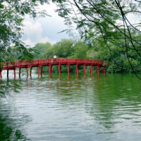 Brug bij de Ngoc Son-Tempel