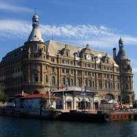 Zijaanzicht op het Haydarpasa-station