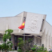 Vlag voor het Ho Chi Minh Museum