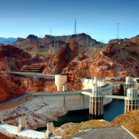 Boven aan de Hoover Dam